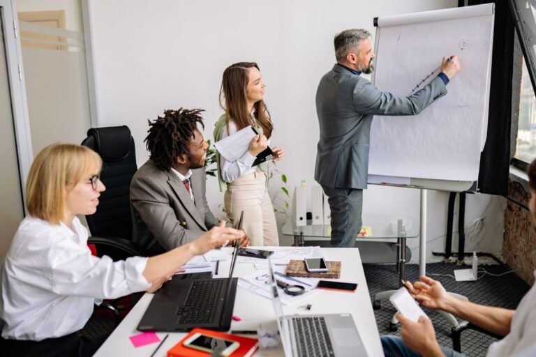 Colaboradores en reunion de equipo - GoProfit Consult